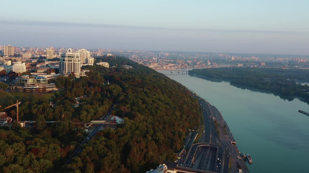 田园诗般的鸟瞰图，宁静的夏天早晨的天空，第聂伯河和基辅城市景观建筑全景，乌克兰。视频素材