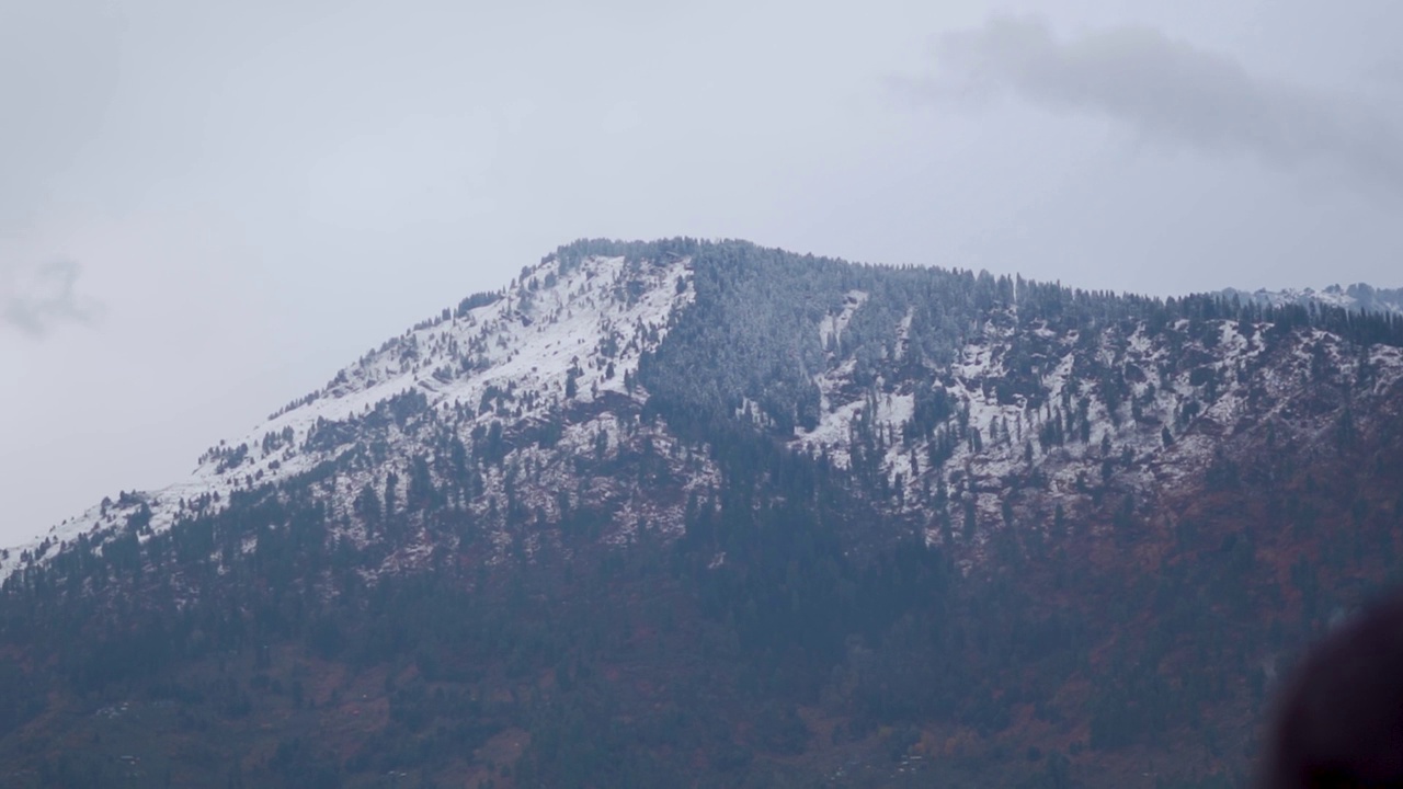 印度喜马偕尔邦马纳里山顶上的雪的特写镜头。冬天山顶会下雪。自然的冬季背景在山区。视频素材