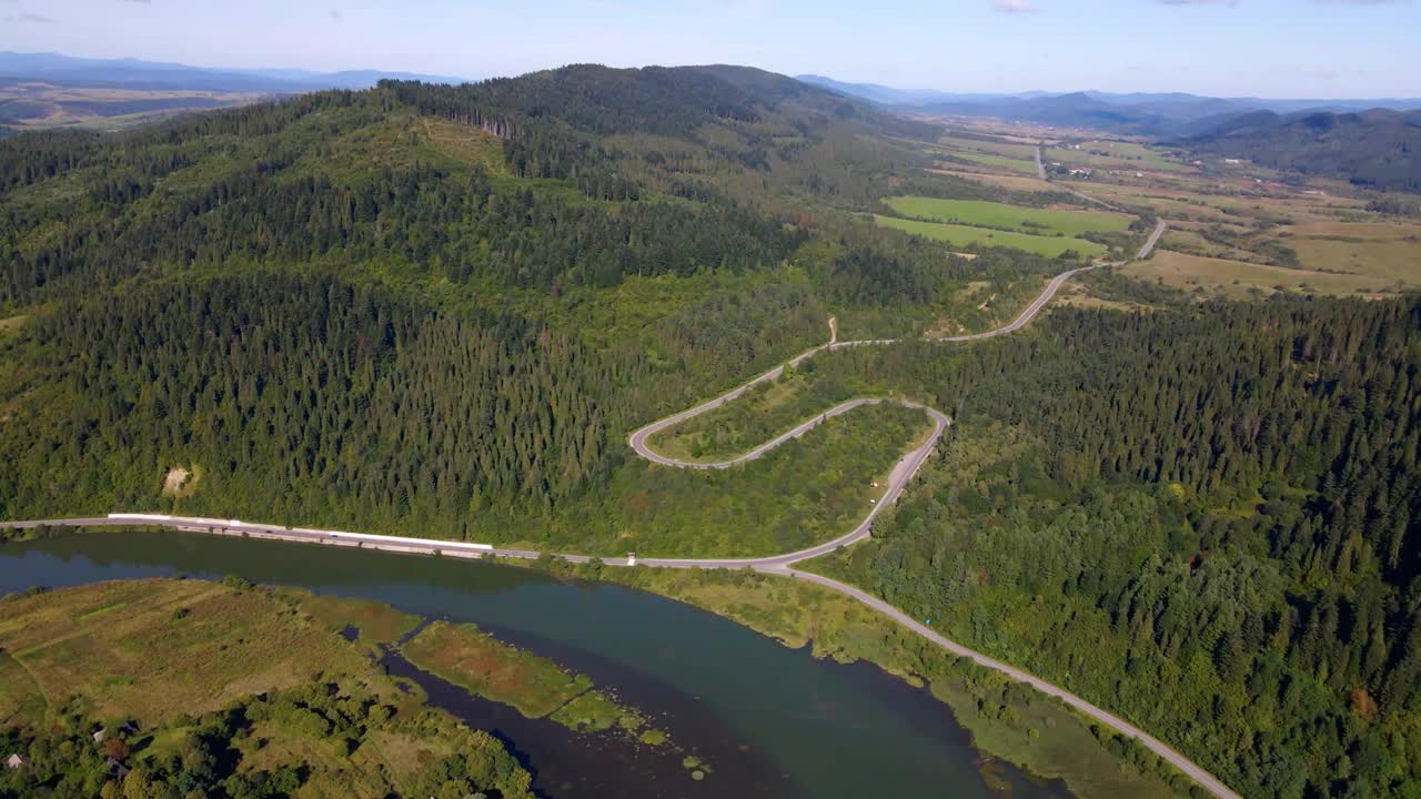 山中蜿蜒的道路视频素材