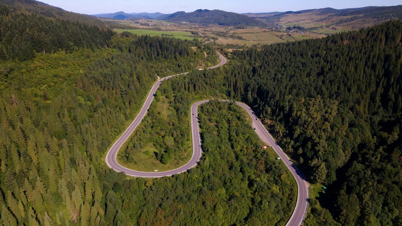 山中蜿蜒的道路视频素材