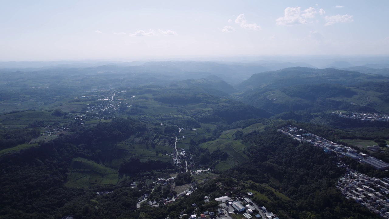 绿色的山脉和蓝色的天空在Bento Gonçalves山谷，巴西南里约热内卢Grande do Sul。视频素材