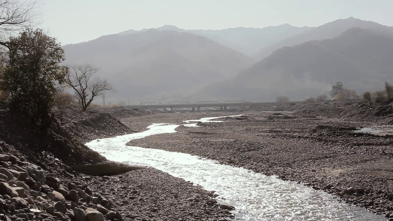 阿根廷Jujuy省，安第斯山脉附近的一条山溪。视频素材