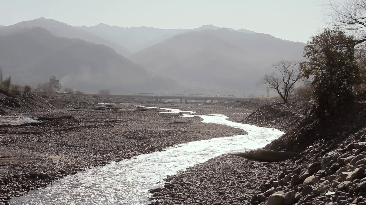 阿根廷Jujuy省，安第斯山脉附近的一条山溪。视频素材