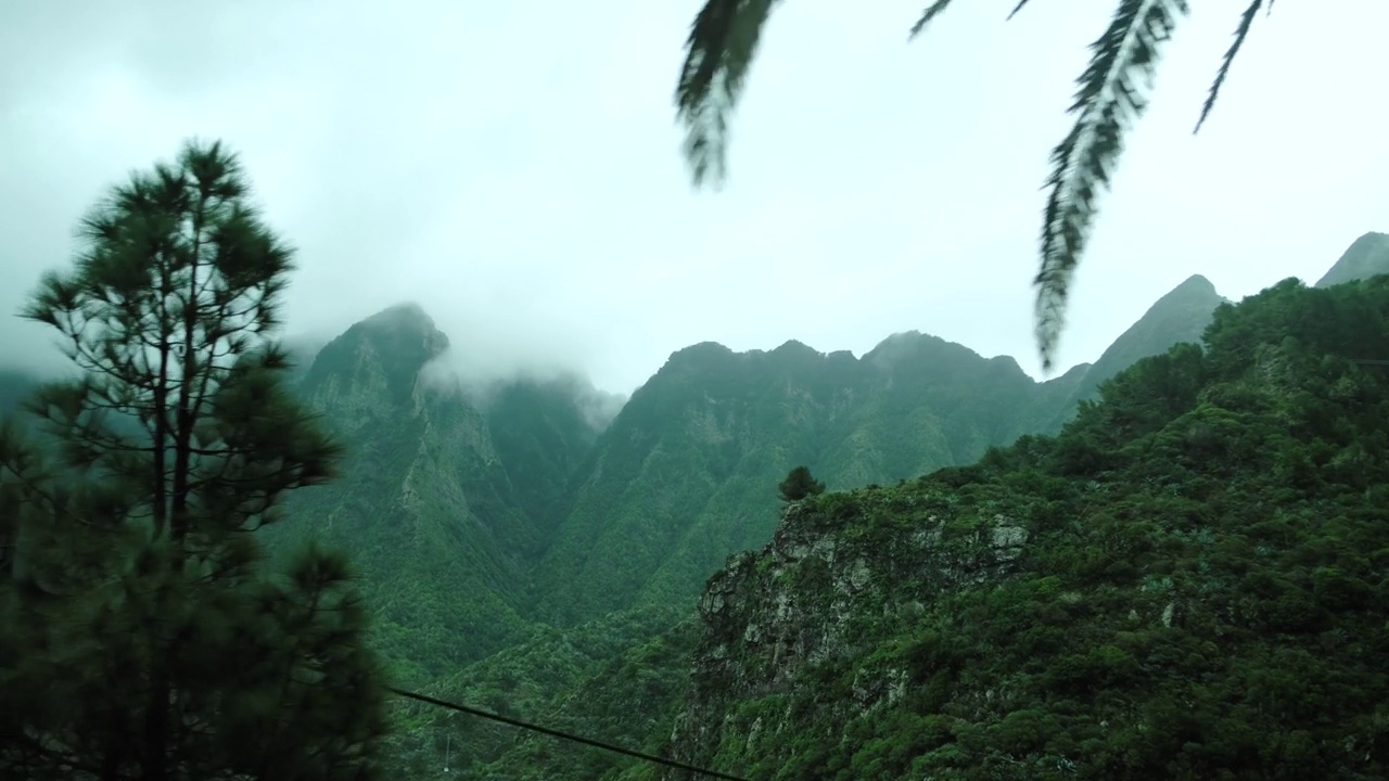 在加那利群岛的特内里费岛，雾气中美丽的山景视频素材