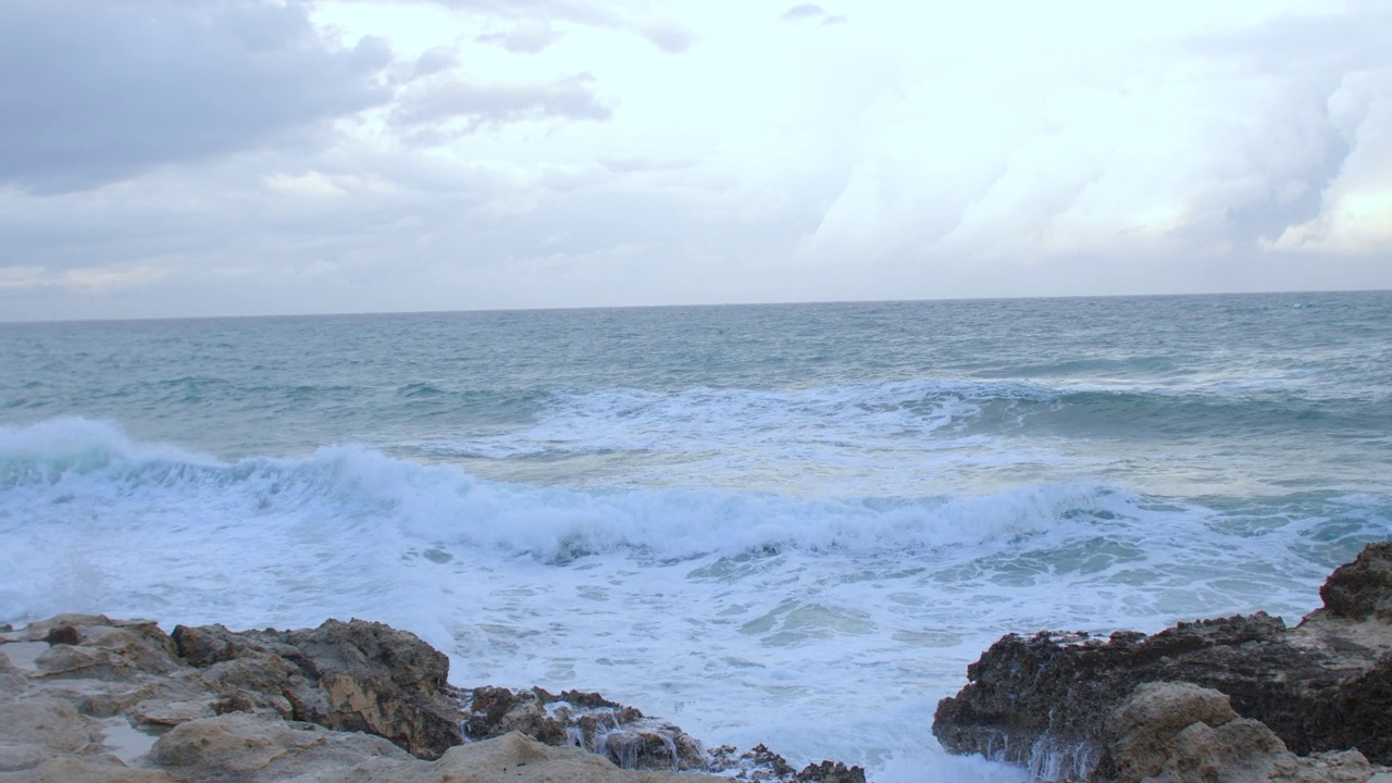 暴风雨天气大海波涛汹涌。海浪拍打着岩石。视频素材