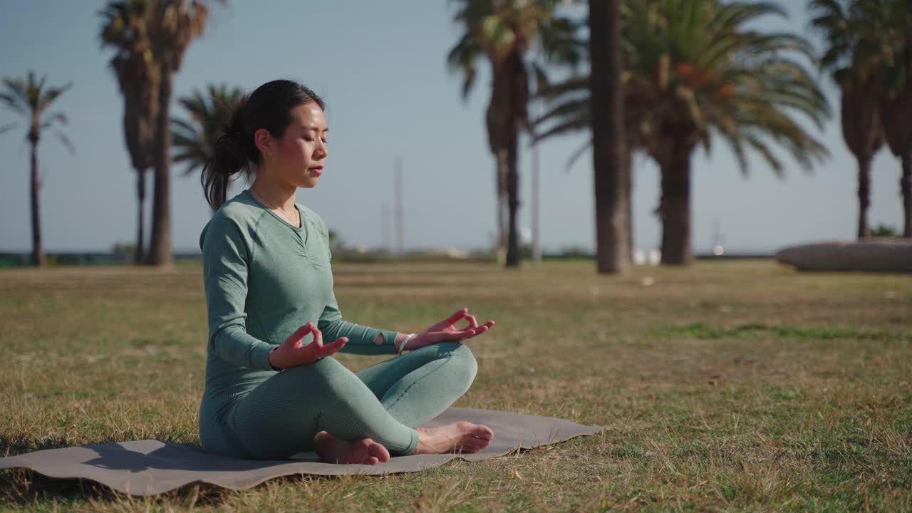 闭上眼睛，静静的女人在大自然中冥想视频素材