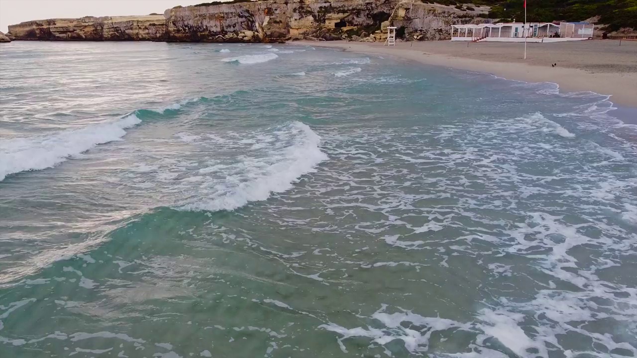 秋天海面上波浪的运动。空的海滩。视频素材