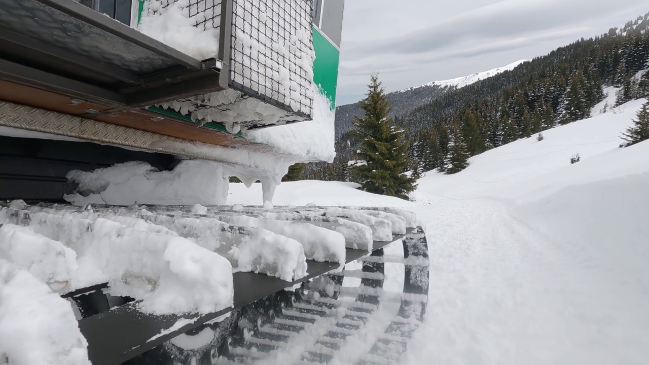 雪犁救援拖拉机在暴风雪后的山上快速行驶，慢动作视频素材