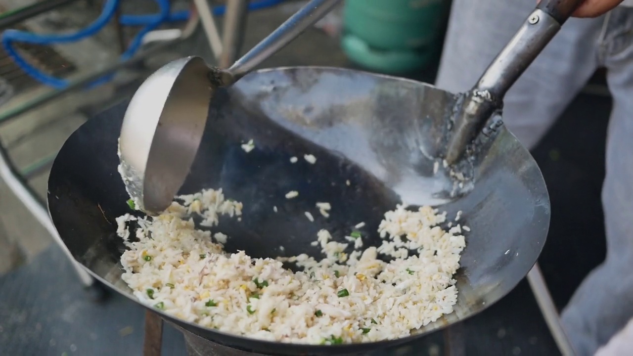 厨师用高清慢动作在平底锅上炒饭视频素材