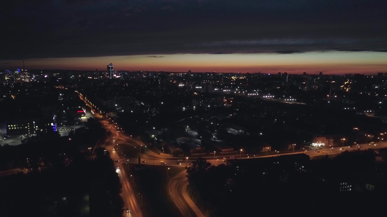 鸟瞰图的街道在夜间与回旋路口的城市视频素材