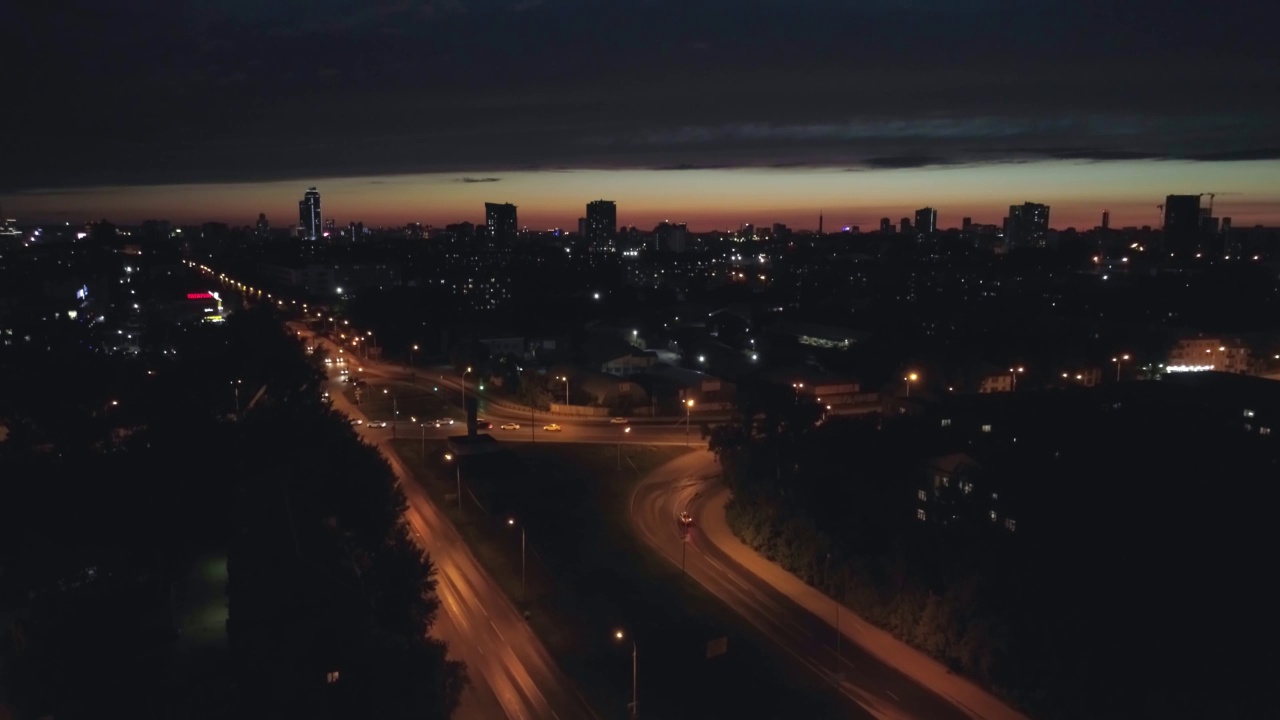 夜城环岛路口鸟瞰图视频素材