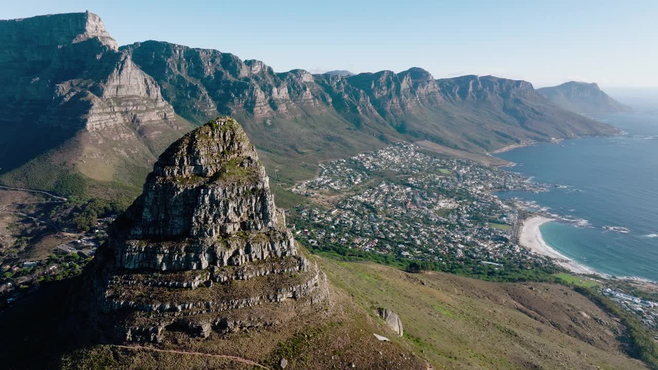 壮观的桌山，狮子头山，十二门徒山脉的鸟瞰图，看着营地湾，Bakoven, Llandudno，开普敦，南非视频素材