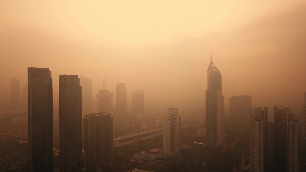 无人机拍摄的烟雾笼罩的雅加达城市景观视频素材