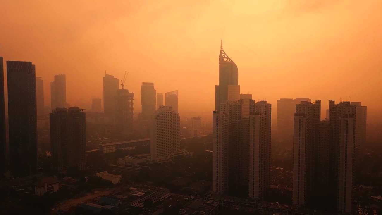 雅加达的城市景观与雾的空气污染视频素材