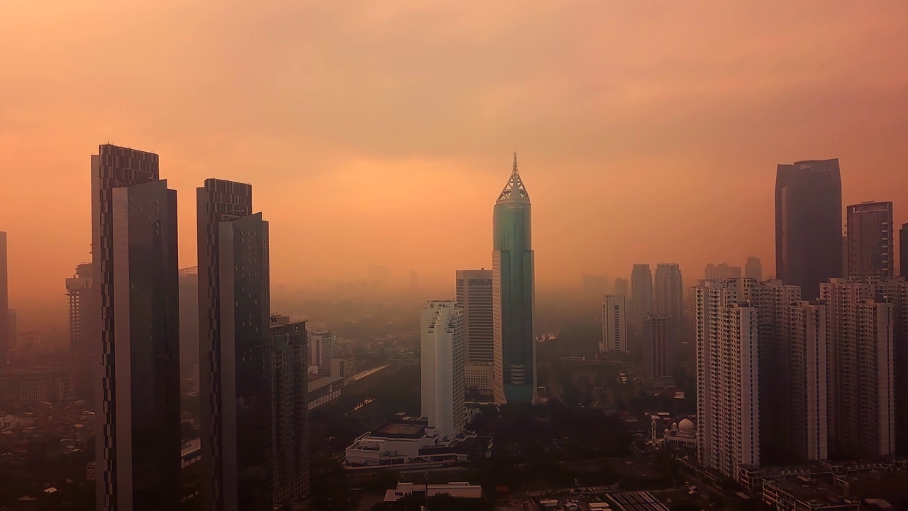 雅加达市区，橘黄色的天空视频素材