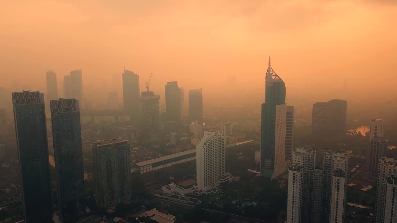 雅加达的天际线，摩天大楼和橙色的天空视频素材