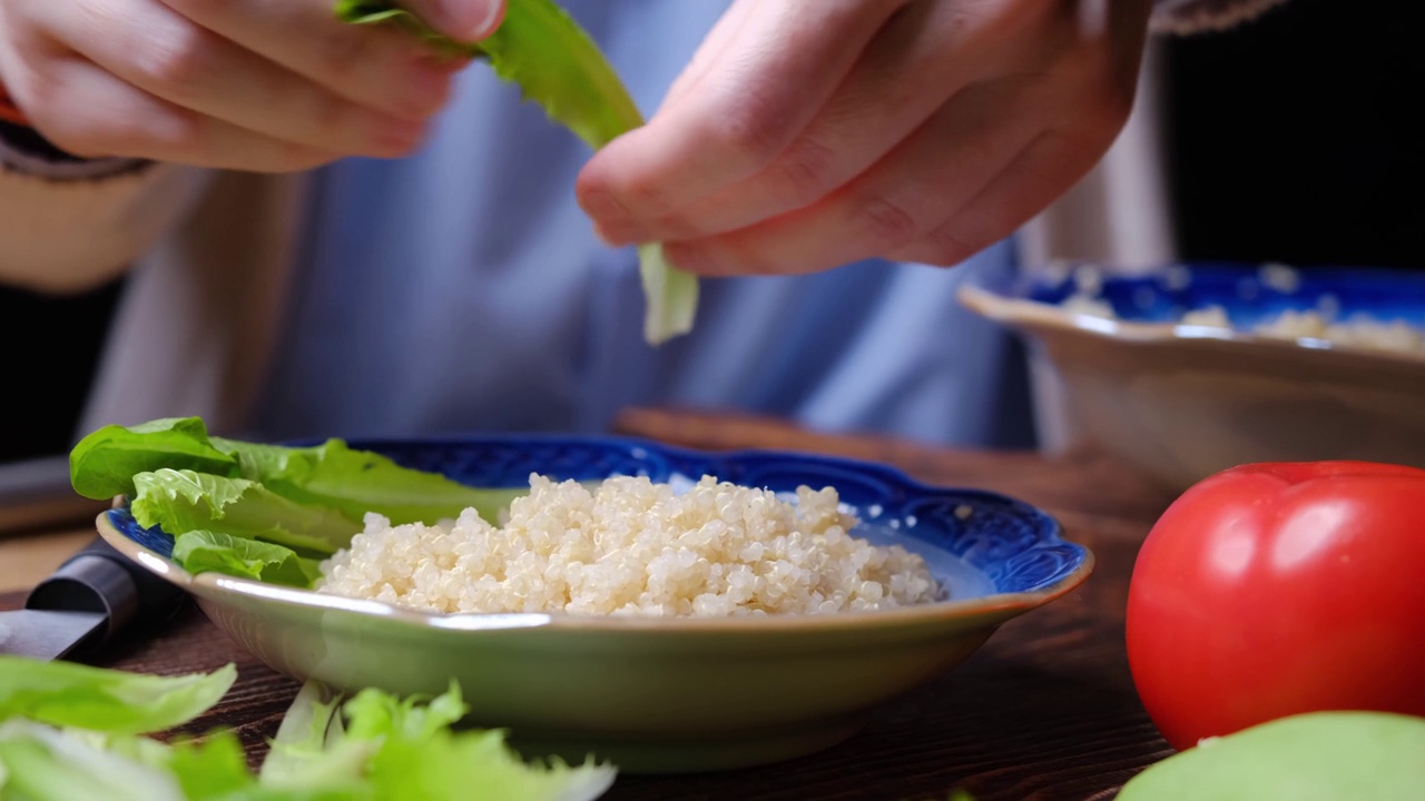 提供藜麦和蔬菜碗视频素材