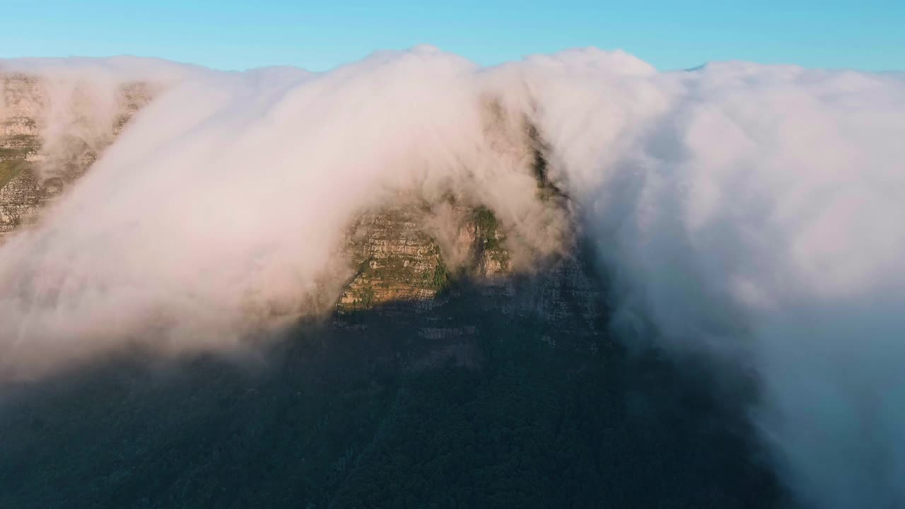 壮观的鸟瞰图，云团滚过桌山，开普敦，南非视频素材