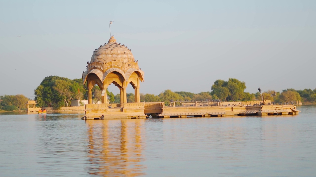 印度拉贾斯坦邦Jaisalmer的Gadisar湖中央的Chhatri河的倒影。湖水中恰特里亭的倒影。视频素材