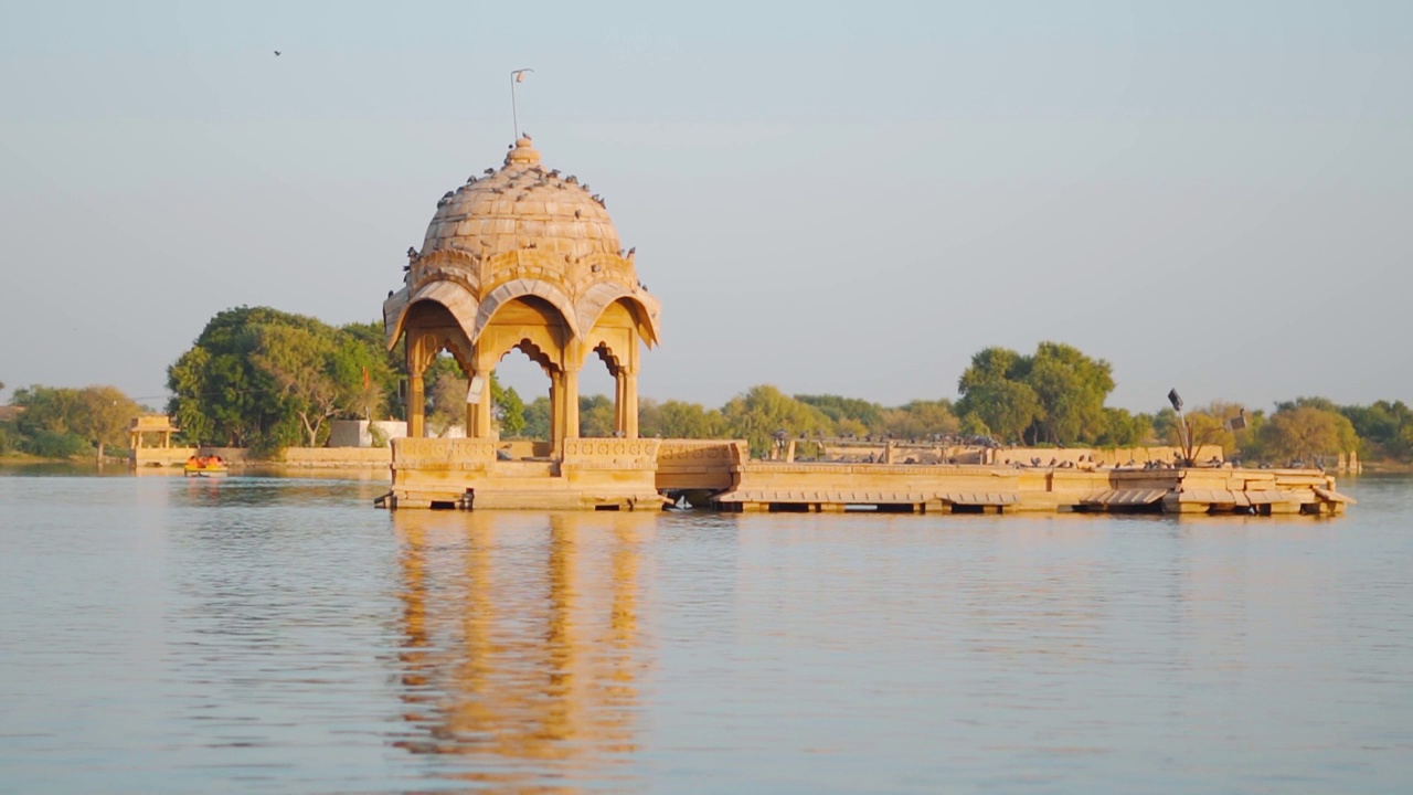 印度拉贾斯坦邦Jaisalmer的Gadisar湖中央的Chhatri河的倒影。湖水中恰特里亭的倒影。视频素材