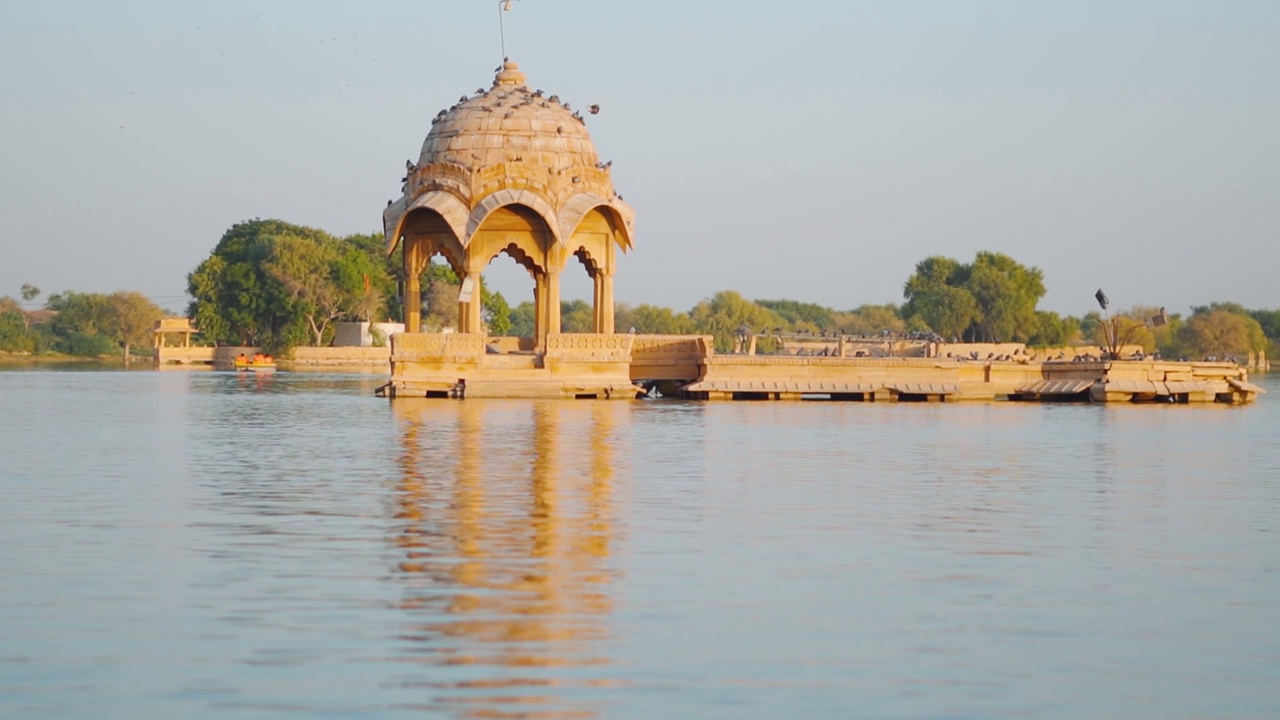 印度拉贾斯坦邦Jaisalmer的Gadisar湖中央的Chhatri河的倒影。湖水中恰特里亭的倒影。视频素材