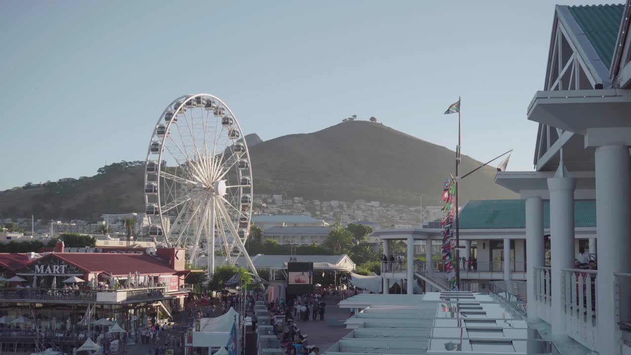 宁静的风景与信号山景和海滨旅游摩天轮在开普敦视频素材