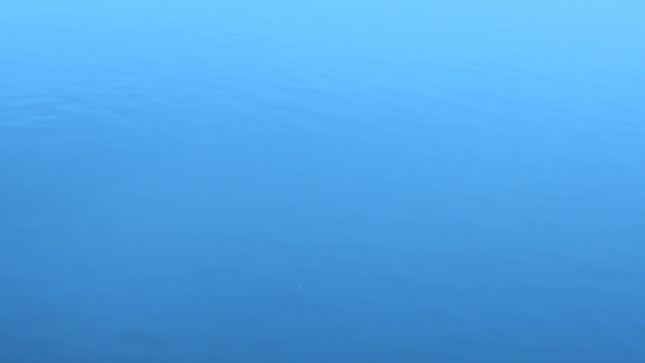 河水表面深蓝色慢动作视频视频素材