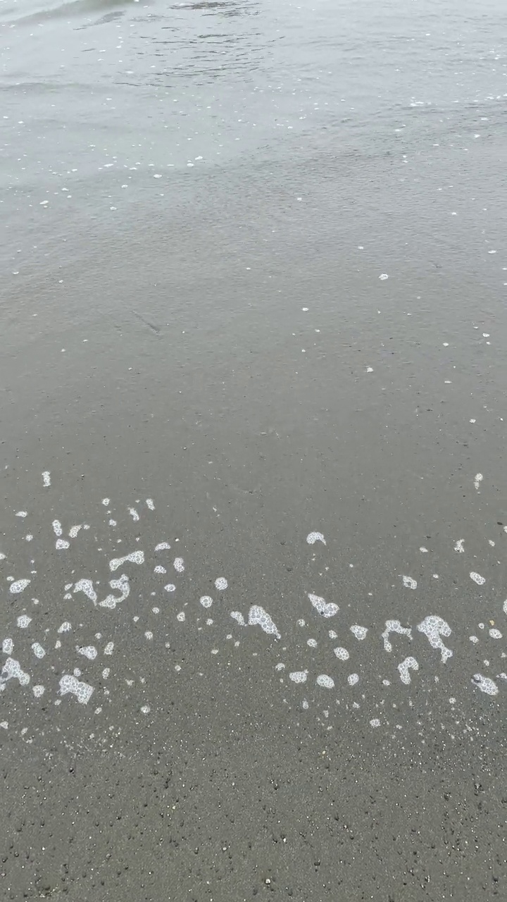 垂直运动的海浪潮汐视频与泡沫和平静的移动的水视频素材