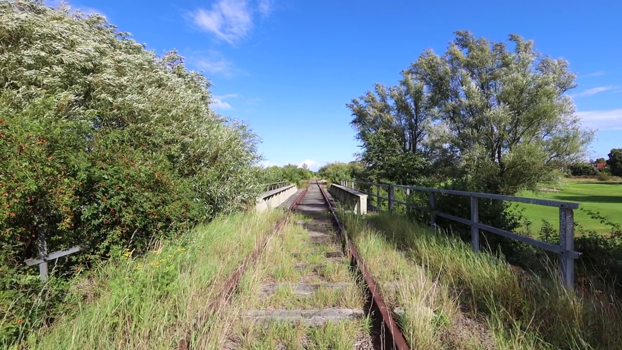 前面弃铁路和桥，夏天多风视频素材