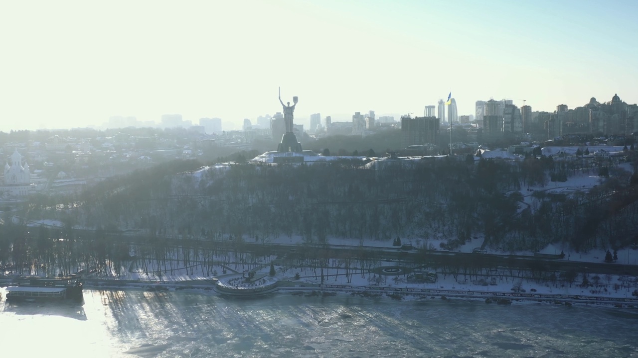 美丽的空中风景，乌克兰国旗和祖国纪念碑在基辅在寒冷的阳光明媚的冬日太阳下。视频素材