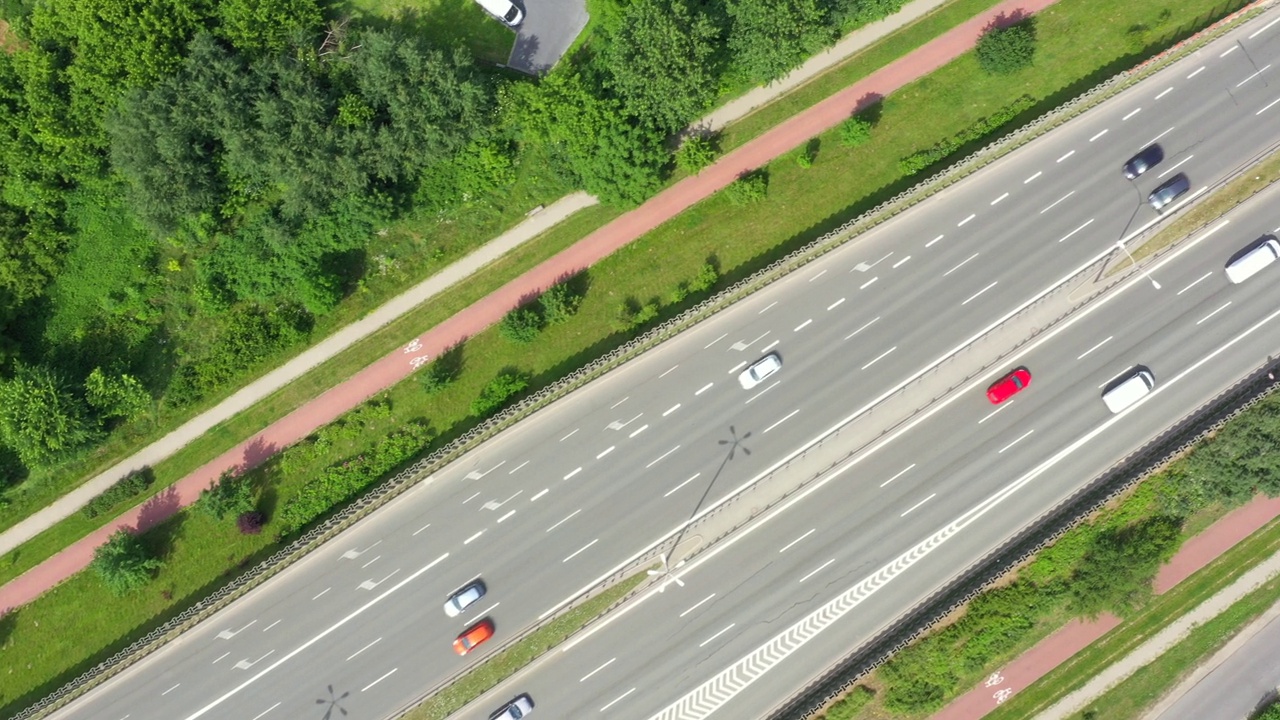 高速公路上交通拥挤，高速汽车在高速公路上行驶，抽象的高速交通背景。鸟瞰图视频素材