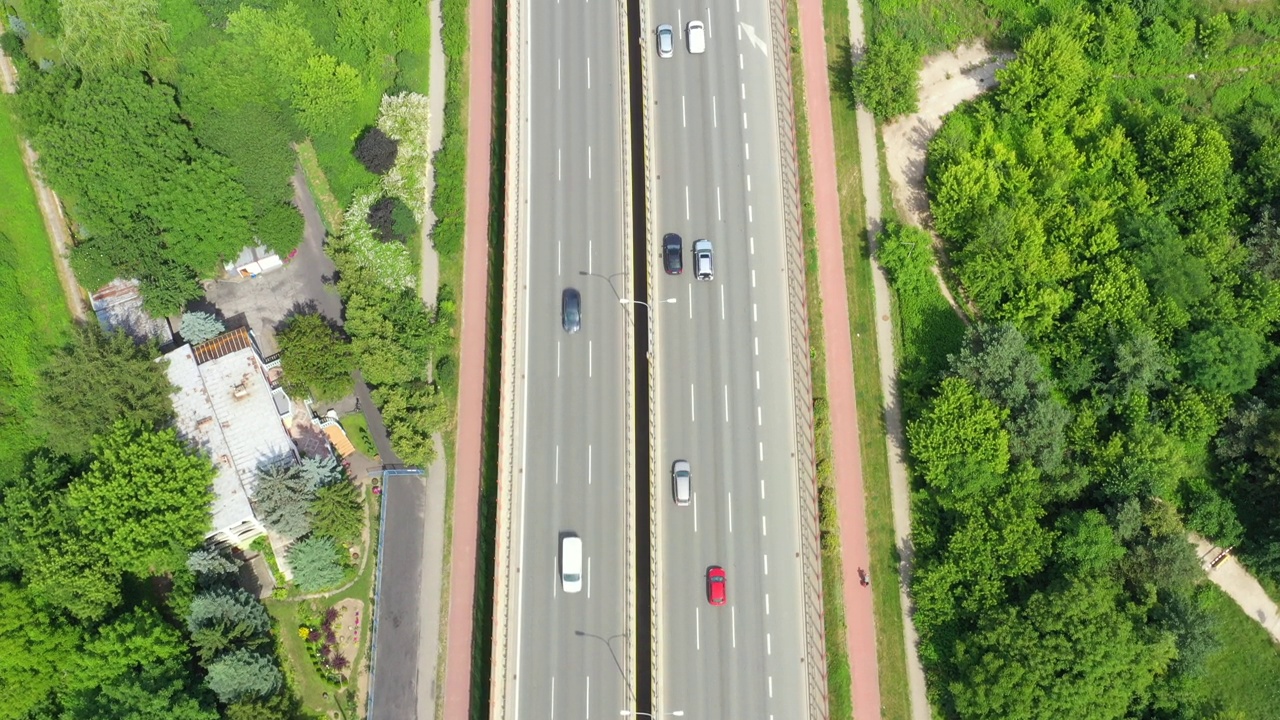 高速公路上交通拥挤，高速汽车在高速公路上行驶，抽象的高速交通背景。鸟瞰图视频素材