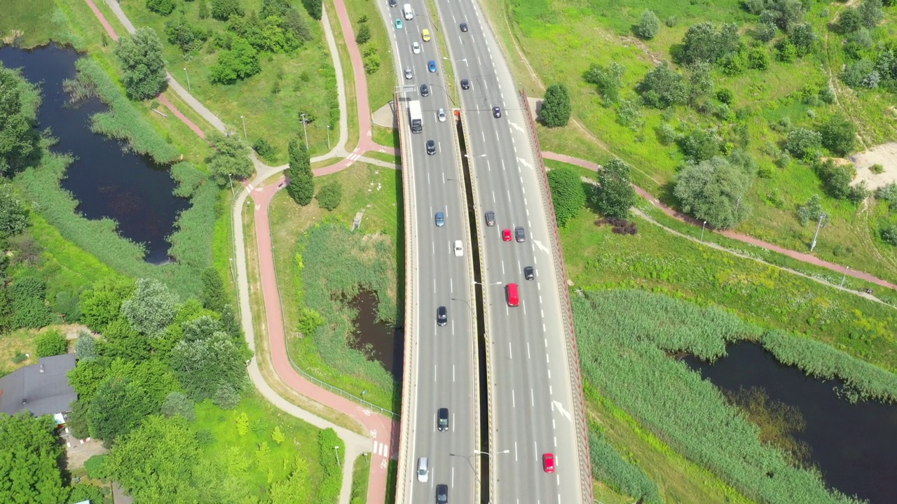 高速公路上交通拥挤，高速汽车在高速公路上行驶，抽象的高速交通背景。鸟瞰图视频素材