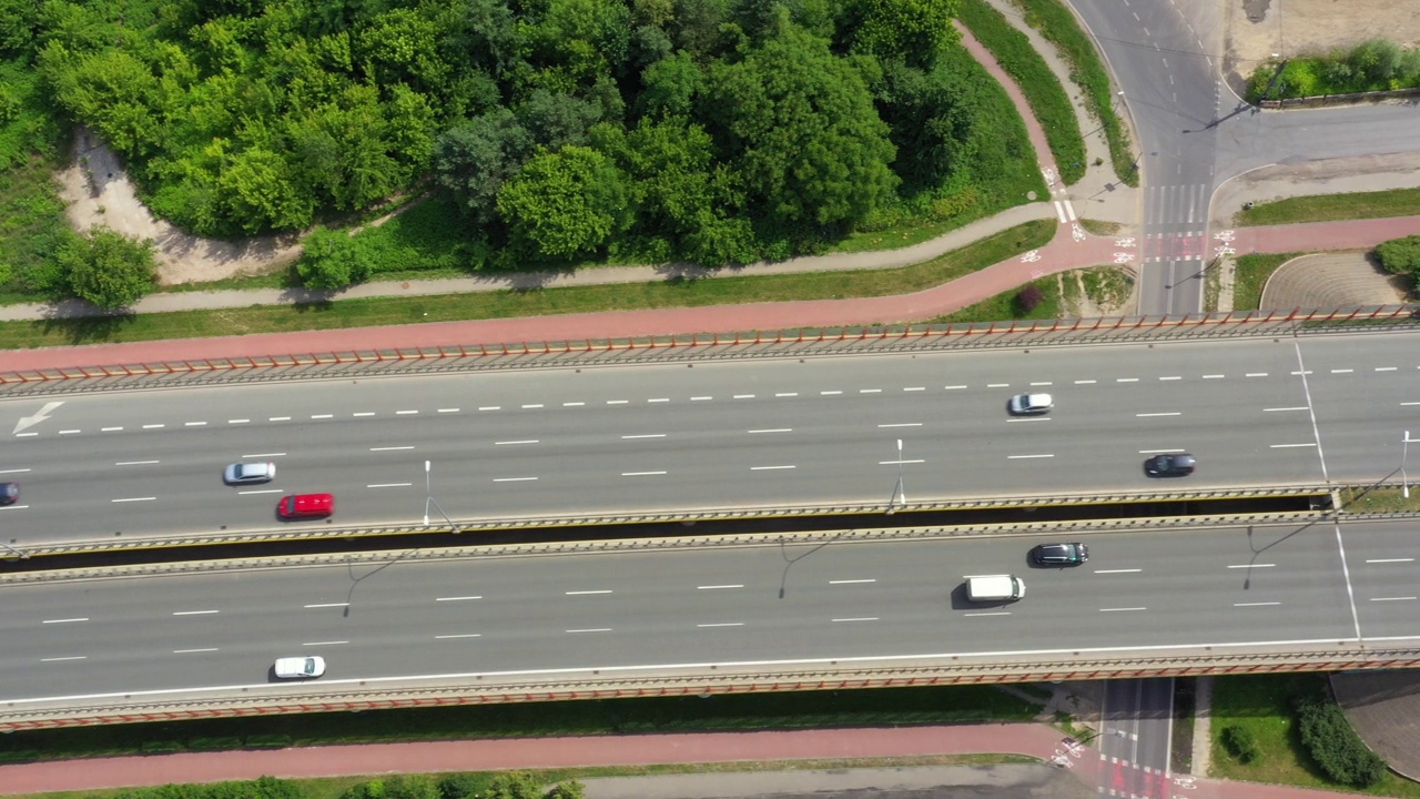 高速公路上交通拥挤，高速汽车在高速公路上行驶，抽象的高速交通背景。鸟瞰图视频素材