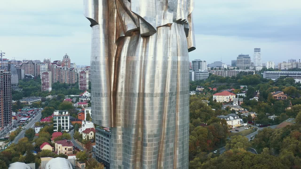 基辅祖国纪念雕像无人机由乌克兰著名地标升起，展示美丽宁静的城市风景。视频素材