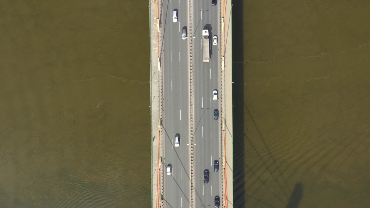 空中桥梁景观。空中公路桥。河上公路视频素材