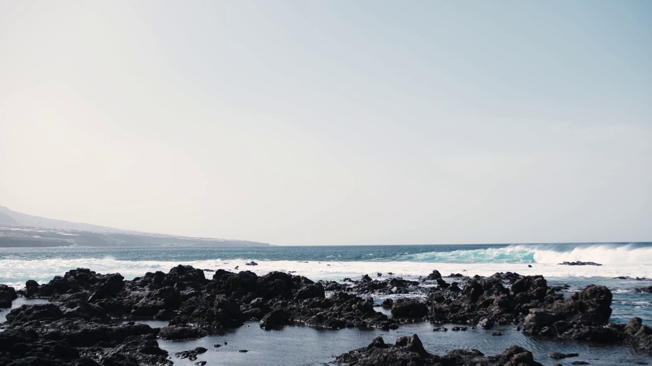 可怕的海浪拍打着危险的岩石视频素材