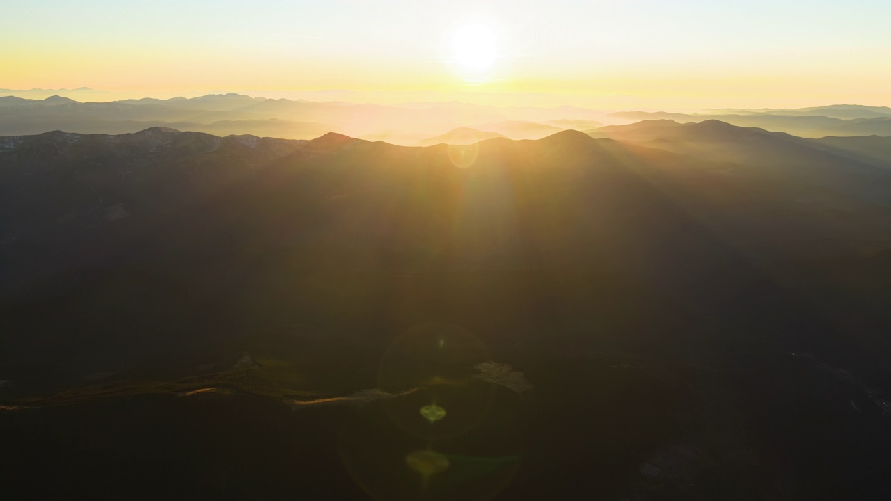 美丽的山脉全景与朦胧的山峰和雾蒙蒙的山谷在日落视频素材