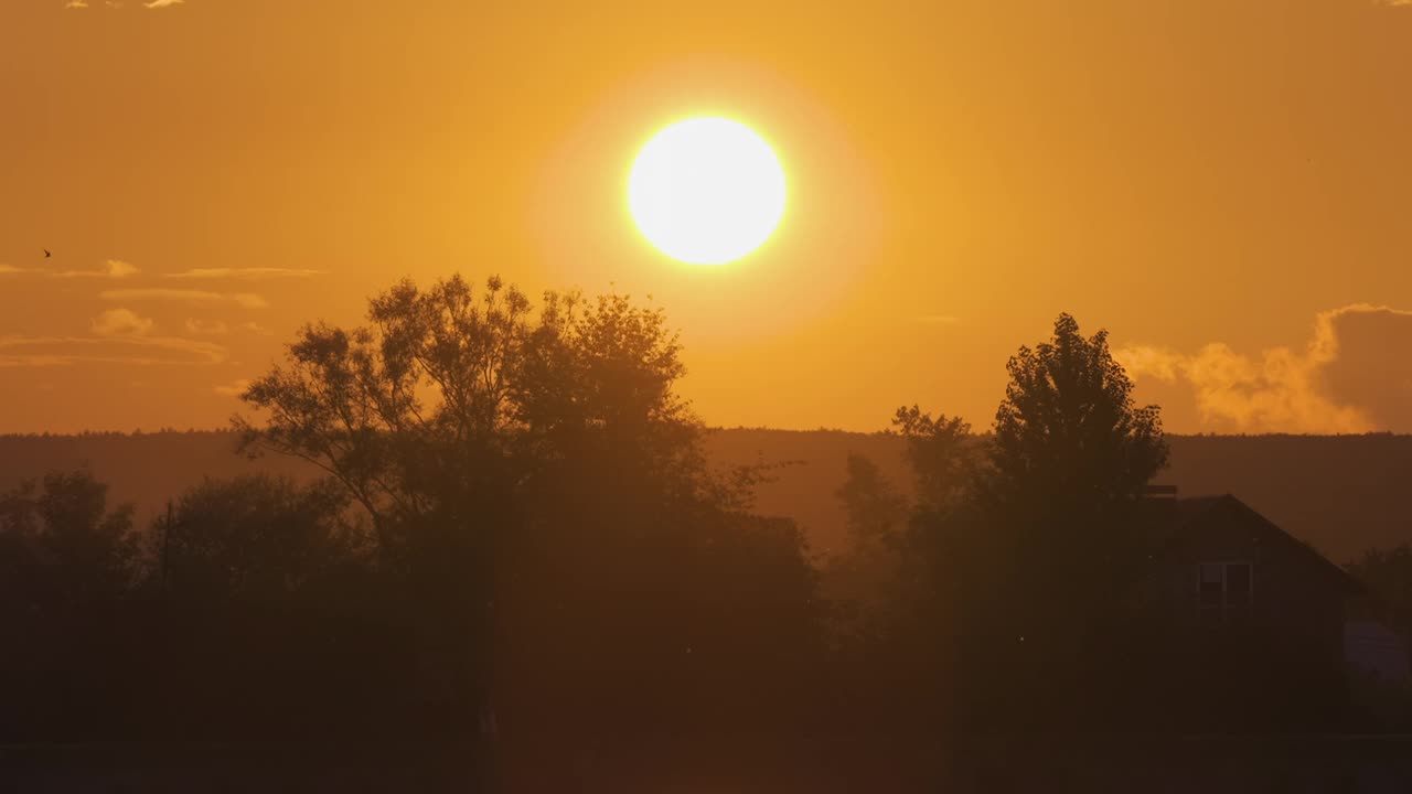 湖滨景观，在明亮的夕阳下，公园的树木倒映在湖水中，远处的行人在堤岸上行走视频素材