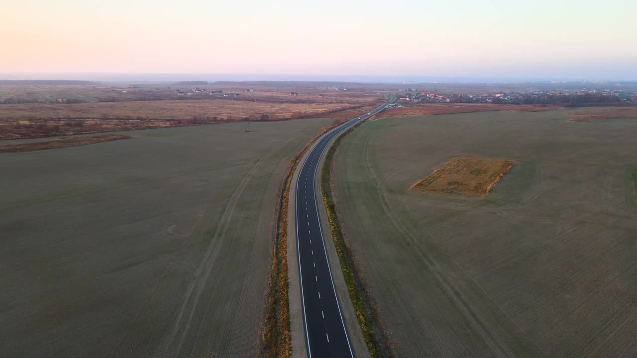 鸟瞰图，小货车在公路上行驶，在日落时拖运货物。送货运输和物流概念视频素材