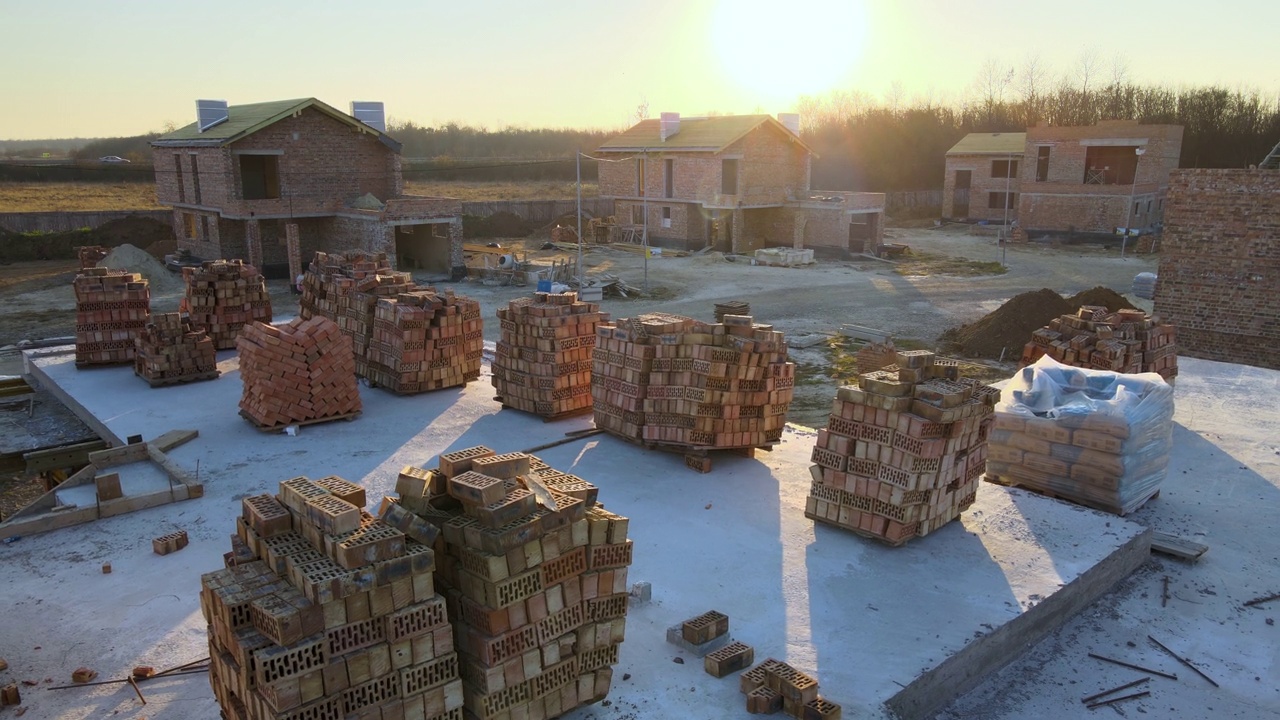 位于乡郊地区的工业建筑工地，现正兴建住宅以供日后出售或出租。房地产开发的概念视频素材