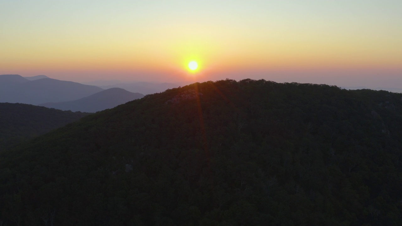 太阳升起在普莱森特山-乔治华盛顿国家森林-阿默斯特县，弗吉尼亚州-空中视频素材