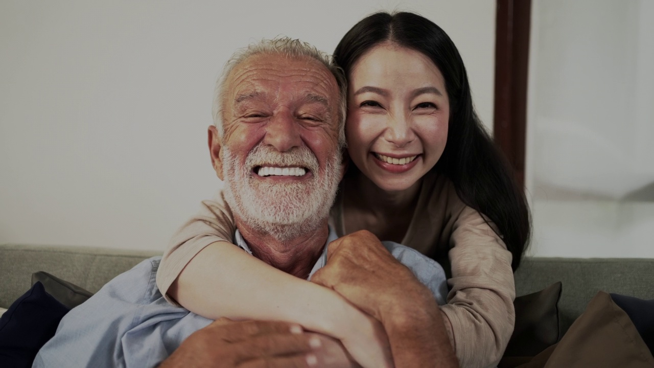 老人的孙女视频素材