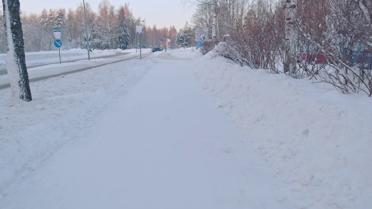 大雪过后，人行道被白雪覆盖视频素材