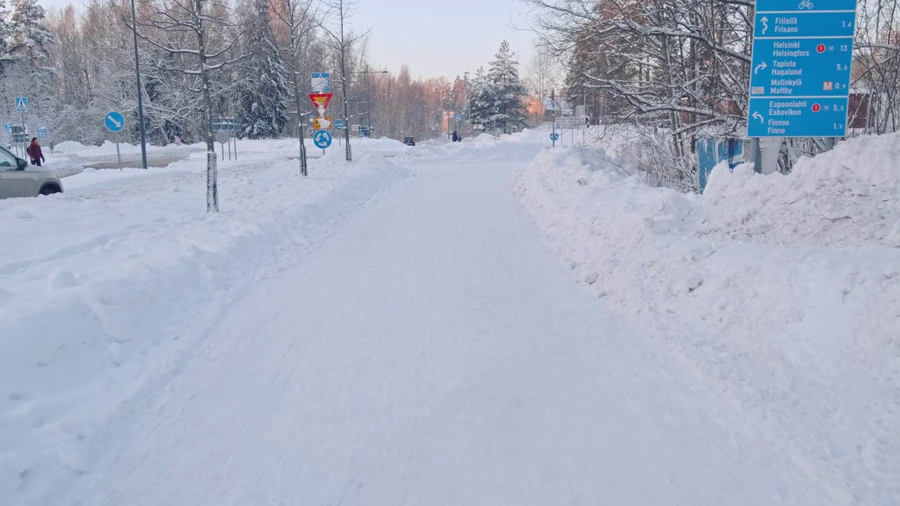 大雪过后，人行道被白雪覆盖视频素材