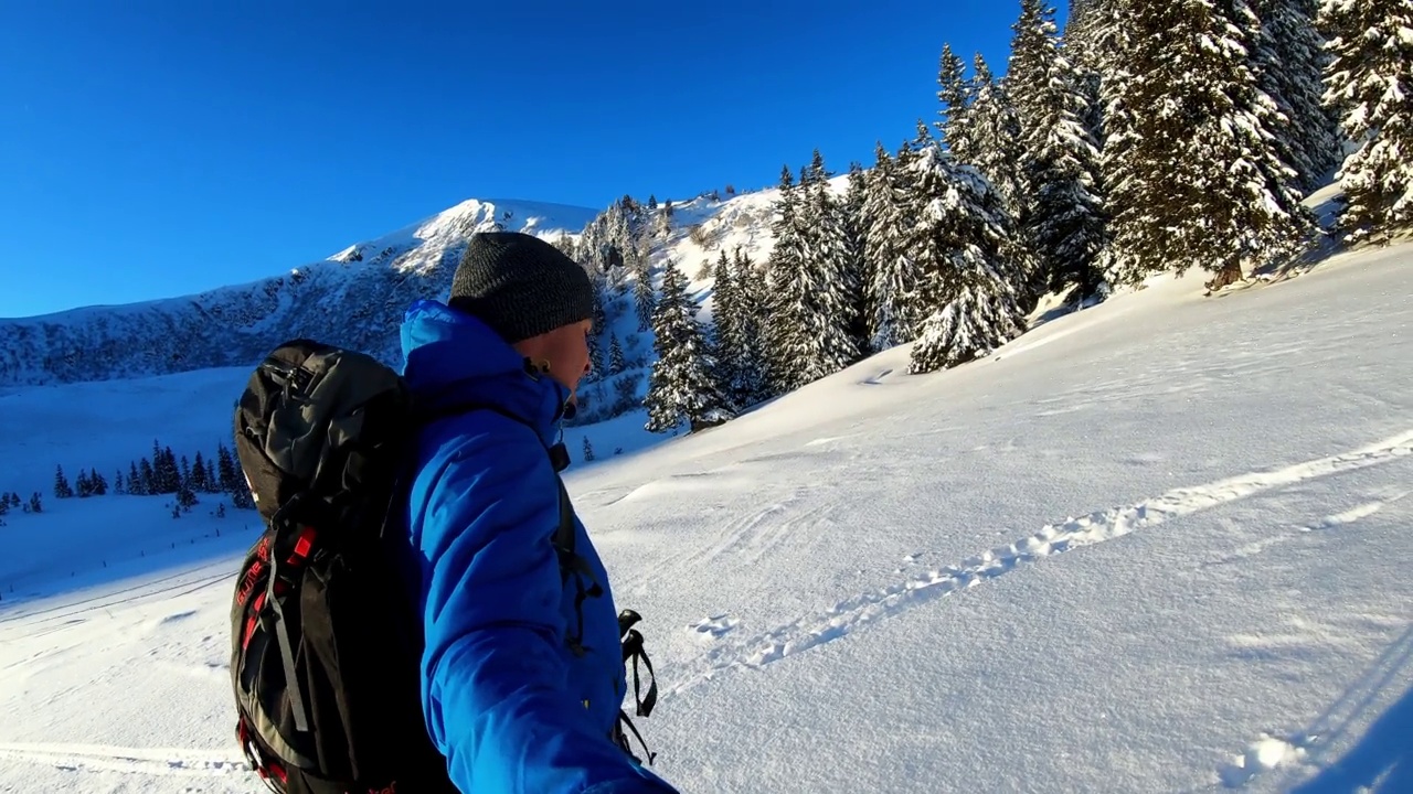 男子走在雪鞋在阿尔卑斯山的新雪，Grosser Speikkogel, Styria，奥地利。视频素材