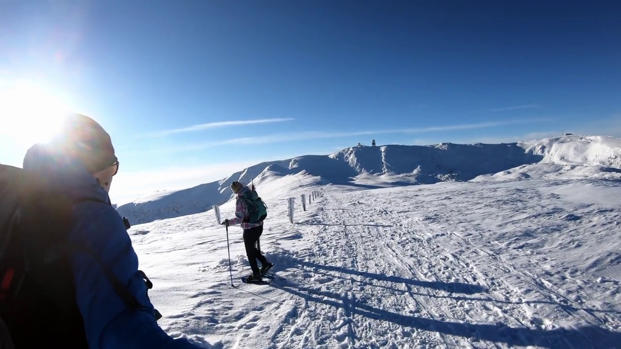 Grosser Speikkogel -一对夫妇穿着雪鞋在阿尔卑斯山的新雪中行走，Grosser Speikkogel, Styria，奥地利。视频素材