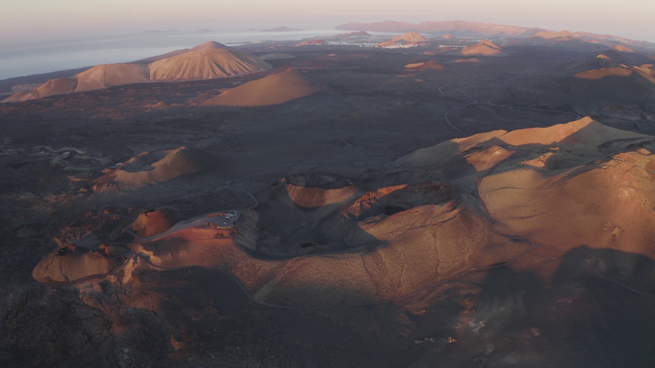 西班牙加那利群岛兰萨罗特岛火山形成的鸟瞰图。视频素材