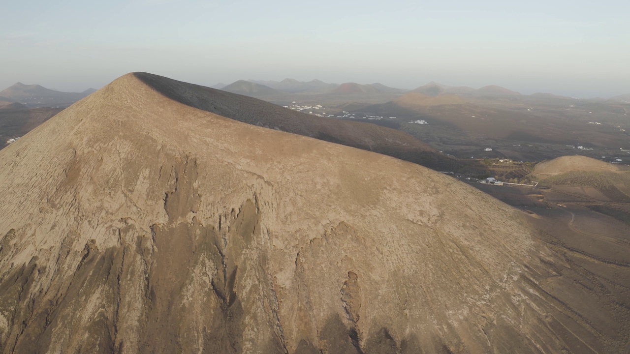 西班牙加那利群岛兰萨罗特岛火山形成的鸟瞰图。视频素材