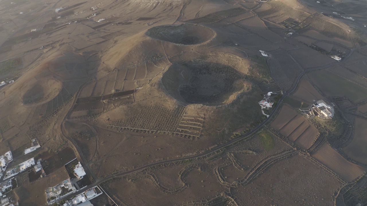 西班牙加那利群岛兰萨罗特岛火山形成的鸟瞰图。视频素材